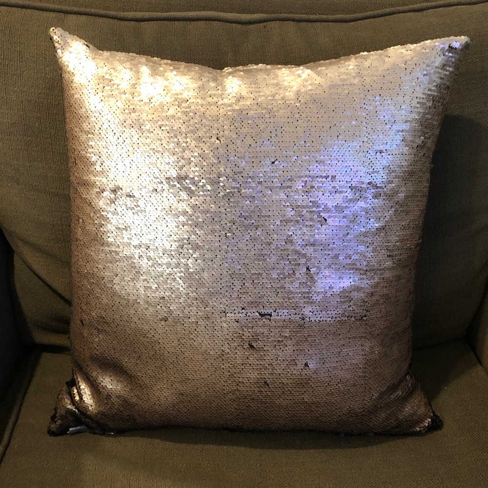 NWOT Aviva Stanoff Mermaid Sequined Black & Champagne Gold Down‎ Pillow 18 x 18